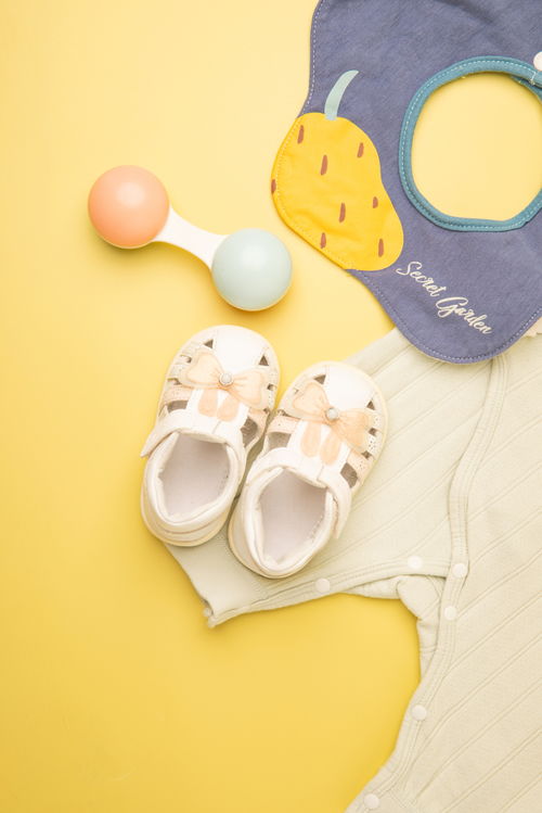 嬰童用品攝影美學 兒童鞋、玩具與圍兜的視覺敘事